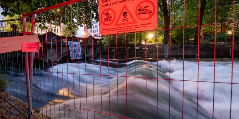 Die Ermittlungen zum Unfalltod einer Surferin auf der Münchner Eisbach-Welle sind abgeschlossen. (Archivbild) - Foto: Peter Kneffel/dpa