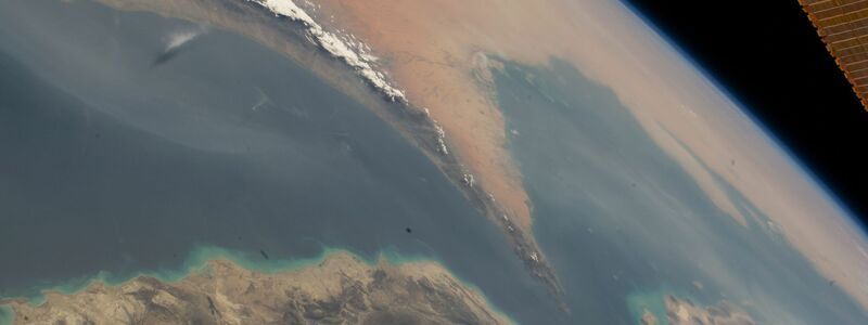 Nach den US-Angriffen auf iranische Atomanlagen wird eine Blockade der Straße von Hormus als möglicher Gegenschlag Teherans befürchtet. - Foto: -/Nasa/dpa