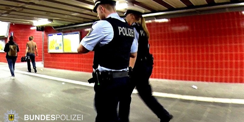 Bundespolizeidirektion München: Alkoholisierter griff Beamte an und verletzt einen 31-jährigen Bundespolizisten - Foto: presseportal.de