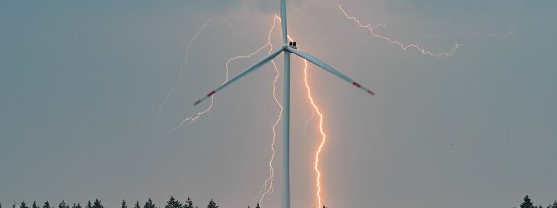 Die Gefahr neuer Gewitter steigt insbesondere ab Mittwochabend. - Foto: Patrick Pleul/dpa