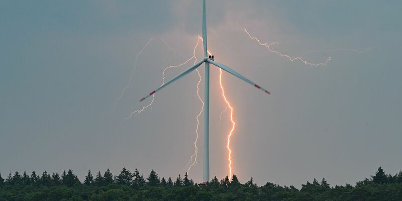 Schon am Samstag streiften erste Tiefausläufer den Norden. - Foto: Patrick Pleul/dpa