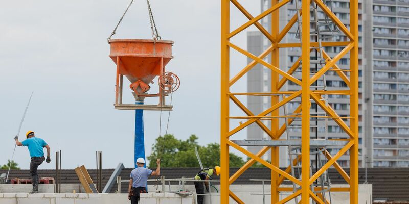 In Deutschland werden zu wenige neue Wohnungen gebaut. Hohe Kosten und strenge Auflagen erschweren den Ausbau, kritisiert die Wohnungswirtschaft. (Archivbild) - Foto: Rolf Vennenbernd/dpa
