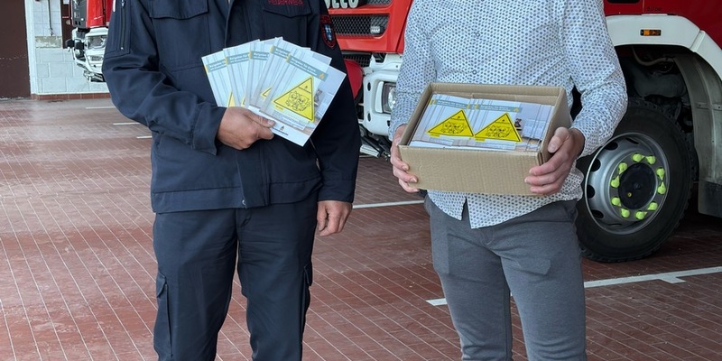 FW Beverungen: Kleine Aufkleber, große Wirkung: KinderFinder können Leben retten / Feuerwehr Beverungen erhält Spende für Brandschutzerziehung - Foto: presseportal.de