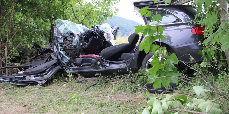 POL-MI: Hiller prallt gegen Baum - Schwer verletzt eingeklemmt - Foto: presseportal.de
