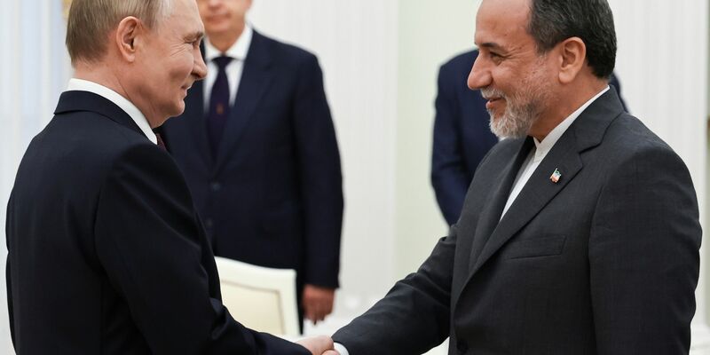 Kremlchef Putin im Gespräch mit Irans Außenminister Araghtschi (Archivbild)  - Foto: Alexander Kazakov/Pool Sputnik Kremlin/AP/dpa