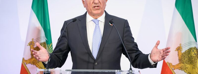 Reza Pahlavi, der Sohn des 1979 gestürzten iranischen Schahs Mohammad Reza Pahlavi, ruft Iraner zum Umstruz auf. - Foto: Thomas Padilla/AP/dpa