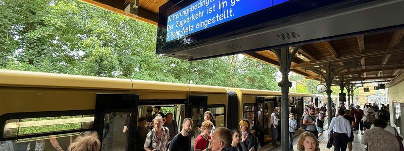 Die S-Bahnen standen in Berlin für mehrere Stunden still. - Foto: Michael Brandt/dpa