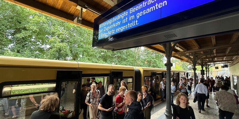 Der gesamte S-Bahn-Verkehr wurde am Abend eingestellt. - Foto: Michael Brandt/dpa