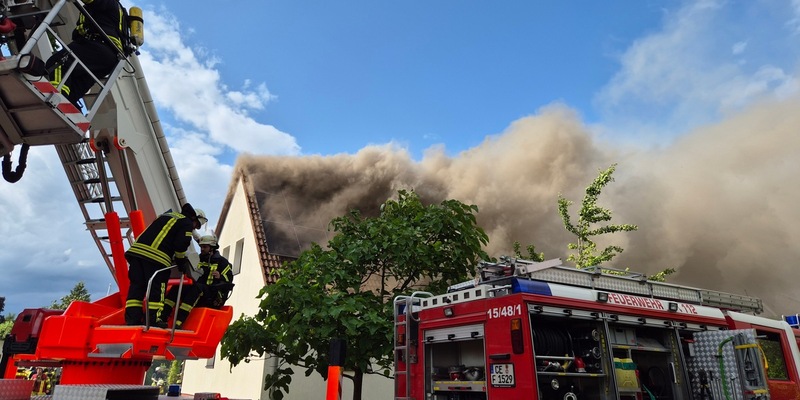 FW Südheide: Schuppenbrand greift auf Dachstuhl über-Feuerwehren in Hermannsburg im Großeinsatz - Foto: presseportal.de