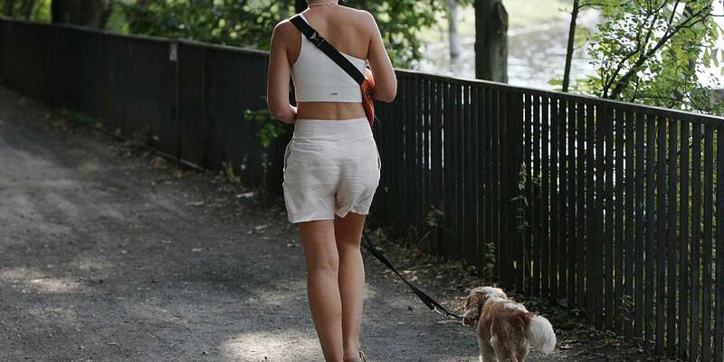 Frau geht Gassi (Archiv) - Foto: über dts Nachrichtenagentur