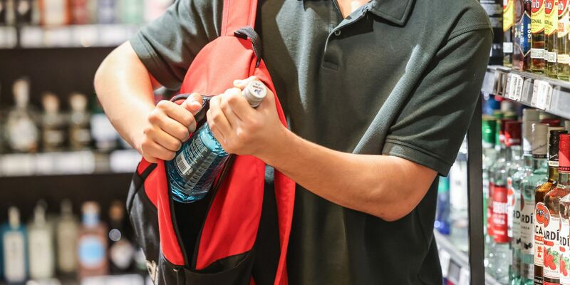 Der Einzelhandel in Deutschland klagt über eine deutliche Zunahme von Ladendiebstählen. (Illustration) - Foto: Oliver Berg/dpa