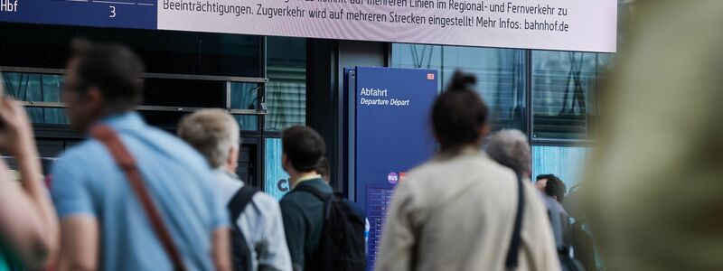 Auf der Bahnstrecke zwischen Berlin und Hamburg soll der Fernverkehr am Dienstag wieder nach Plan laufen. - Foto: Jörg Carstensen/dpa