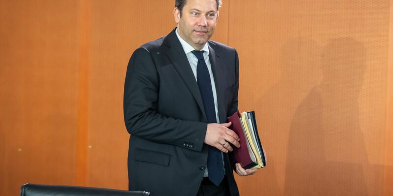 Klingbeil bringt seinen ersten Haushalt ins Kabinett ein. (Archivbild) - Foto: Michael Kappeler/dpa