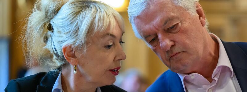 «Compact»-Chefredakteur Jürgen Elsässer und seine Ehefrau Stephanie unterhalten sich im Bundesverwaltungsgericht. (Archivbild)  - Foto: Hendrik Schmidt/dpa