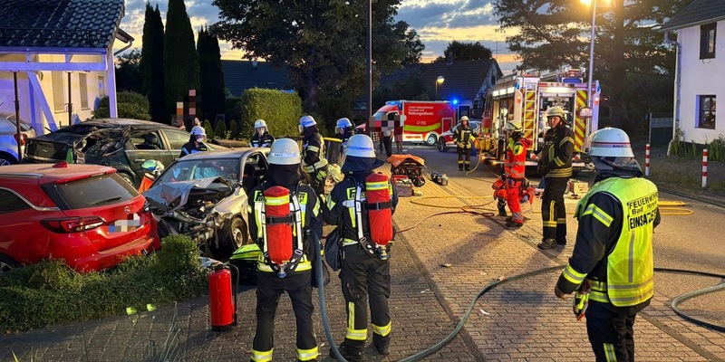 FW Bad Honnef: Schwerer Verkehrsunfall mit zwei Verletzten - PKW kollidiert mit geparkten Fahrzeugen und Carport - Foto: presseportal.de