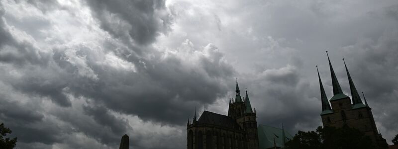Blick auf den Erfurter Domplatz. Nach einem Montag mit starken Unwettern bleibt es am Dienstag wolkig, dafür wird es etwas milder. - Foto: Martin Schutt/dpa