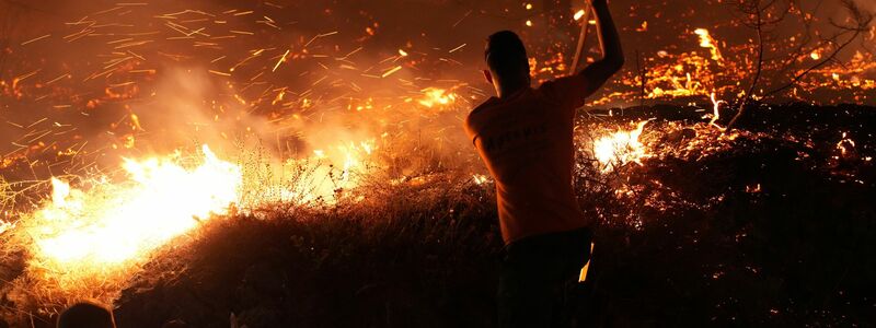 Stecken Brandstifter hinter den Feuern? - Foto: Pantelis Fykaris/Politischios.gr/AP/dpa