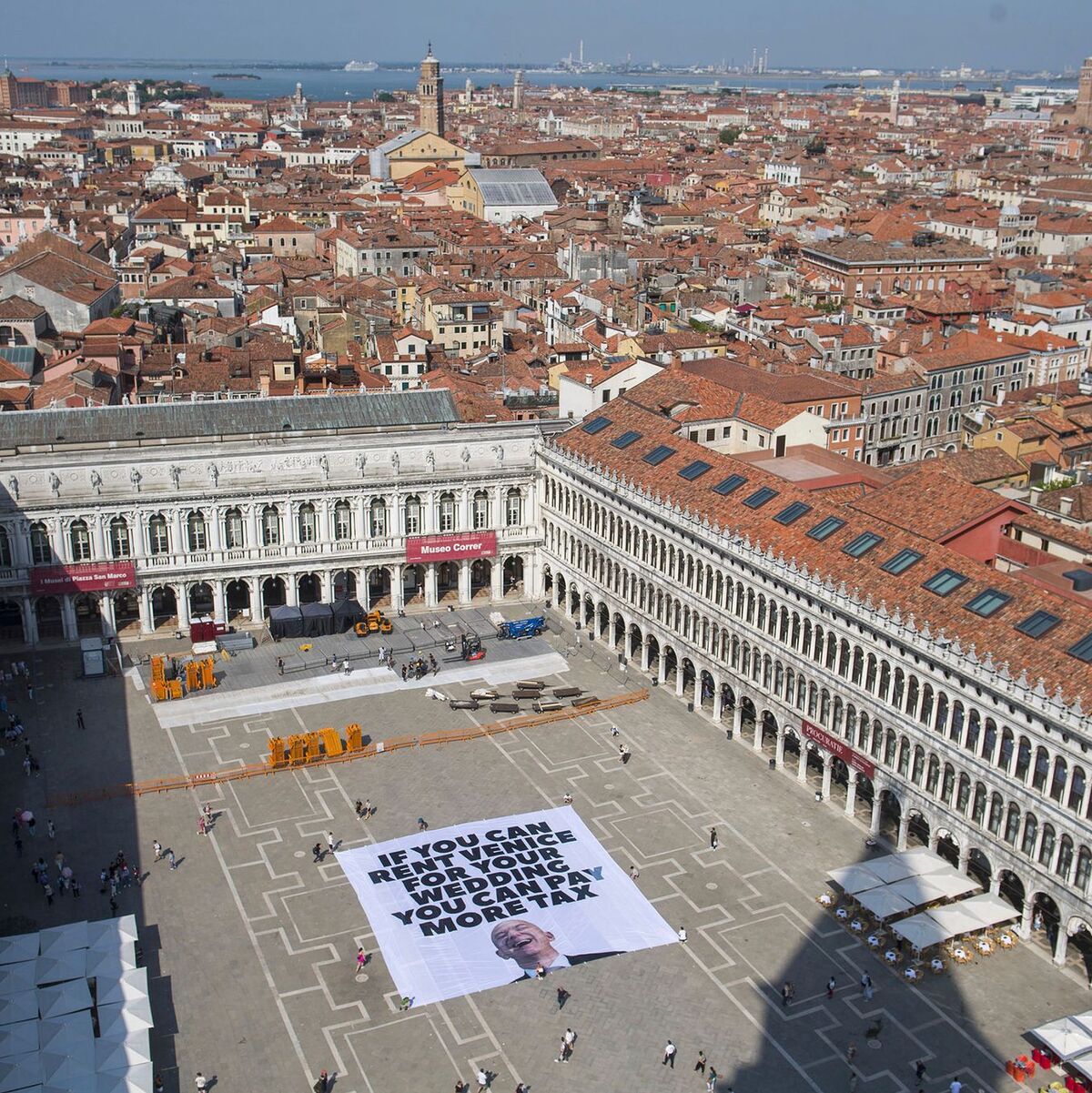 Das Transparent zeigt ein Foto des Amazon-Gründers, auf dem steht: «If you can rent Venice for your wedding you can pay more tax». - Foto: Greenpeace/Greenpeace/AP/dpa