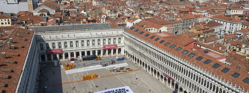 Das Transparent zeigt ein Foto des Amazon-Gründers, auf dem steht: «If you can rent Venice for your wedding you can pay more tax». - Foto: Greenpeace/Greenpeace/AP/dpa