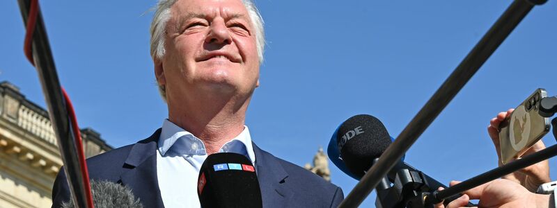 Der Chefredakteur des «Compact»-Magazins feiert die Gerichtsentscheidung. - Foto: Elisa Schu/dpa