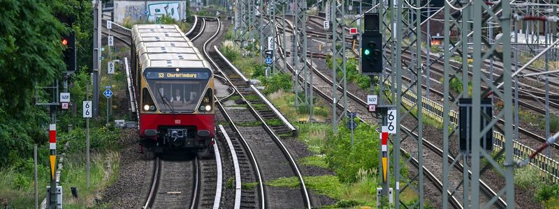 Erst am Montagabend fuhren wieder erste S-Bahnen.  - Foto: Jens Kalaene/dpa