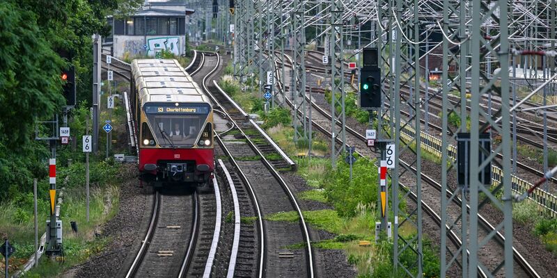 Erst am Montagabend fuhren wieder erste S-Bahnen.  - Foto: Jens Kalaene/dpa