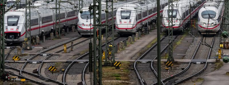 Die Deutsche Bahn plant, mehr als 40 hoch belastete Strecken im Schienennetz grundlegend zu sanieren.  - Foto: Peter Kneffel/dpa