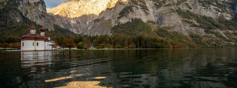 Die Kapelle St. Bartholomä am Königssee vor dem Watzmann. (Archivbild) - Foto: Lino Mirgeler/dpa