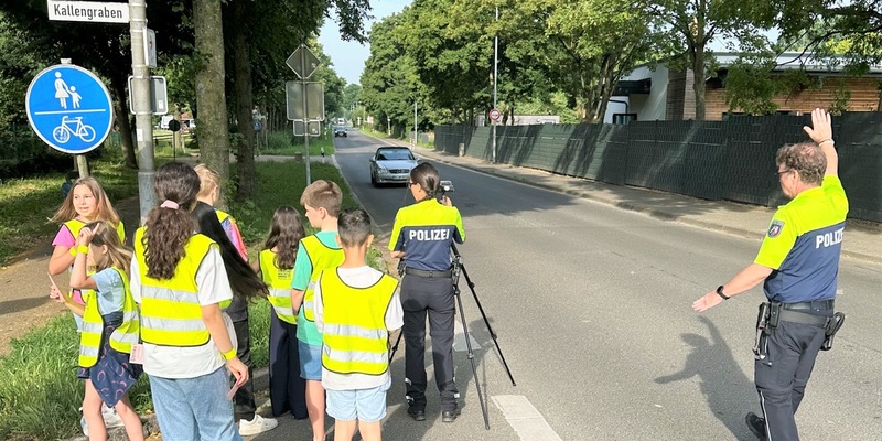 POL-VIE: Grefrath-Oedt: 'Danke' oder 'Denke' - Schülerinnen und Schüler mit klarer Botschaft an Autofahrer - Foto: presseportal.de