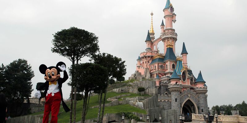 In einem rätselhaften Fall um eine wohl vorgetäuschte Kinderhochzeit im Disneyland Paris ermittelt die französische Justiz. (Archivbild) - Foto: Francois Mori/AP/dpa