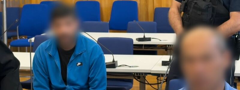Einer der beiden angeklagten Lastwagenfahrer schiebt dem Kollegen die Schuld zu, einen dritten Fernfahrer totgetreten zu haben. - Foto: Martin Oversohl/dpa