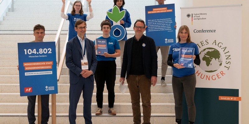 Petitionsübergabe: Über 100.000 Menschen fordern: Menschenrechte vor Konzerninteressen! - Foto: presseportal.de