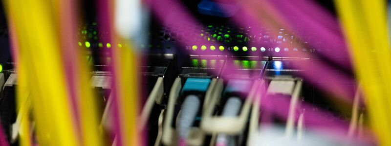 Blick aus einem Rechenzentrum - die Datenmassen steigen rasant im Internetzeitalter. (Symbolbild) - Foto: Marijan Murat/dpa