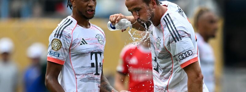 Angekämpft im Glutofen von Charlotte: Thomas Müller (l) nach dem Spiel mit einem eisgekühlten Handtuch im Nacken.  - Foto: Sven Hoppe/dpa
