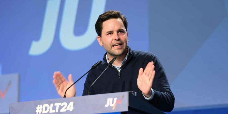 JU-Chef Johannes Winkel kritisiert die Haushaltspläne von Schwarz-Rot. (Archivfoto) - Foto: Sebastian Willnow/dpa