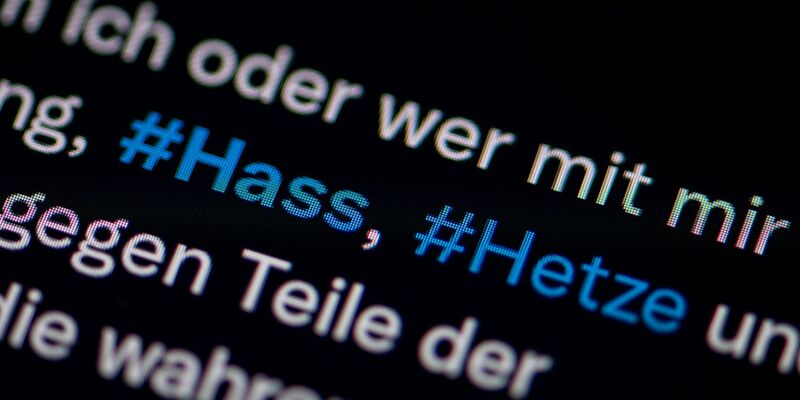 Den Beschuldigten wird unter anderem Volksverhetzung und das Beleidigen von Politikern vorgeworfen. (Illustration) - Foto: Fabian Sommer/dpa
