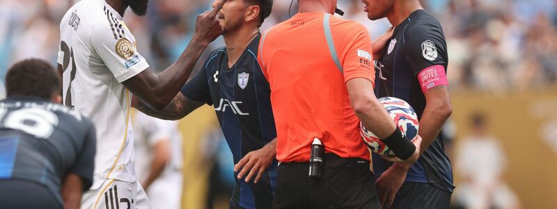 Antonio Rüdiger (l) streitet mit Gustavo Cabral von CF Pachuca (r), dem er eine rassistische Beleidigung vorwarf. - Foto: David Klein/CSM via ZUMA Press Wire/dpa