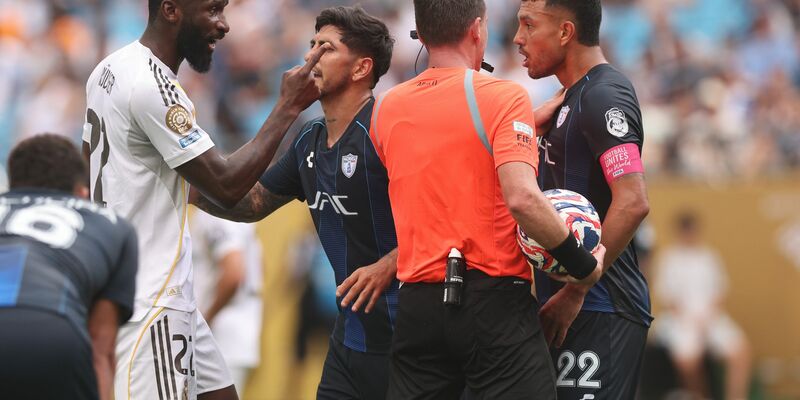 In der Schlussphase ging es zwischen Antonio Rüdiger (l) und Gustavo Cabral (r) hitzig zu. - Foto: David Klein/CSM via ZUMA Press Wire/dpa