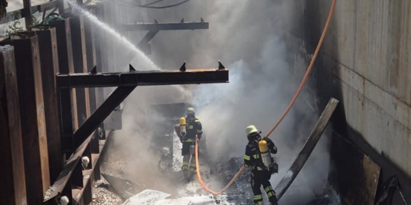FW-M: Baumaterial in Brand (Bogenhausen) - Foto: presseportal.de