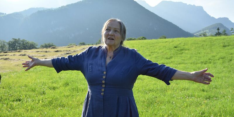 Schauspielerin Marianne Sägebrecht am Rande von Dreharbeiten zu der ARD-Vorabendserie «Watzmann ermittelt». - Foto: Jörg Seewald/Agentur See4C/dpa