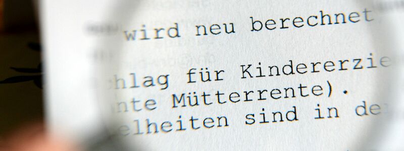 Bis die ausgeweitete Müterrente ausgezahlt wird, dauert es noch. - Foto: picture alliance / dpa