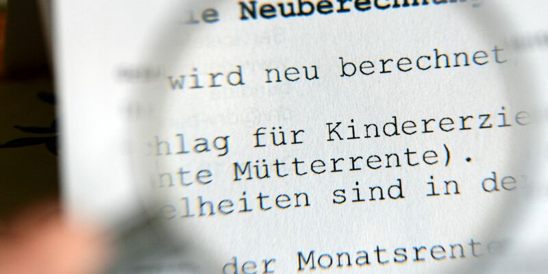 Bis die ausgeweitete Müterrente ausgezahlt wird, dauert es noch. - Foto: picture alliance / dpa