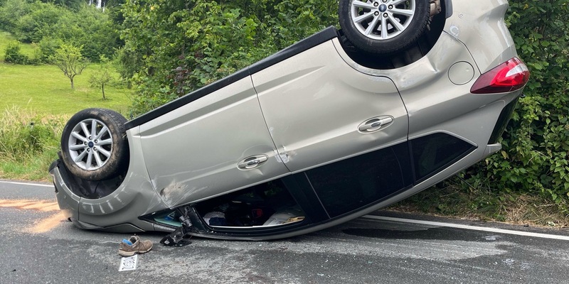 POL-RBK: Kürten - Pkw überschlägt sich nach Sekundenschlaf - Fahrer leicht verletzt - Foto: presseportal.de