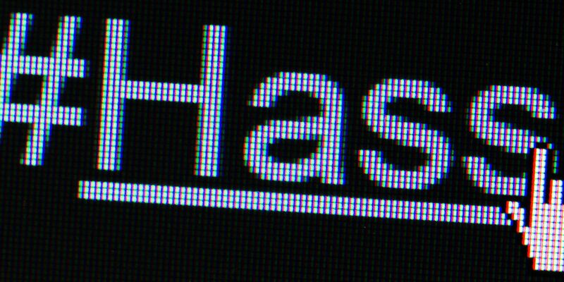 Beratungsstellen sehen Anbieter sozialer Netzwerke mit in der Pflicht (Symbolbild). - Foto: Lukas Schulze/dpa