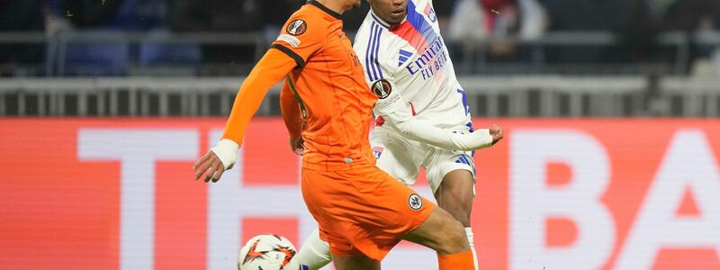 Begehrter Spieler: Malick Fofana (r) von Olympique Lyon - hier im Duell mit Frankfurt's Nnamdi Collins. - Foto: Michel Euler/AP/dpa