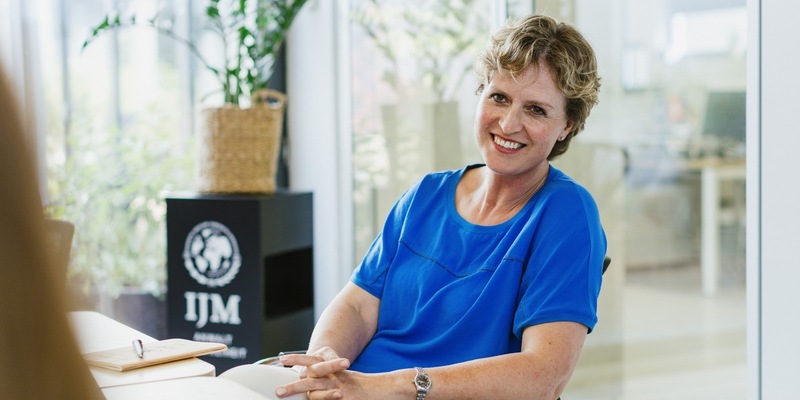 Die Freiheit hat eine neue Anwältin: Evelyn Moeck ab 1. Juli 2025 neue Vorstandsvorsitzende bei IJM Deutschland, der führenden Menschenrechtsorganisation zum Thema moderne Sklaverei - Foto: presseportal.de