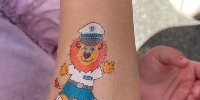 POL-OF: Kontrolle der Polizeiautobahnstation Südosthessen: Polizisten stoppen Mann ohne Führerschein sowie einen Raser und Schutzfrauen vor Ort beteiligten sich mit Präventionsstand an MINTmachtag - Foto: presseportal.de