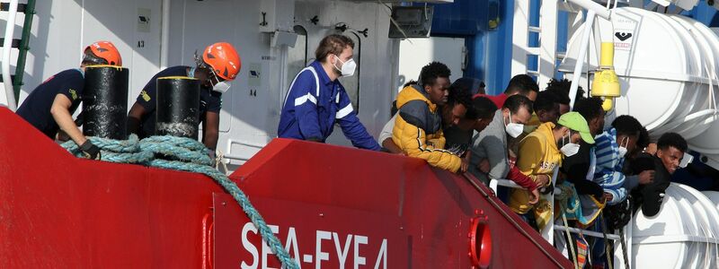 Die Seenotretter fürchten, dass sie künftig weniger Menschen helfen können. (Archivbild) - Foto: Alberto Lo Bianco/LaPresse/AP/dpa