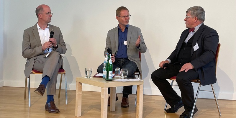 Zwischen Sofa-Pazifismus und Rüstungswahn: Kirche verortet sich neu / Friedensethische Diskussion in Wuppertal mit Präses Latzel und Bischof Kramer / Von Ekkehard Rüger - Foto: presseportal.de