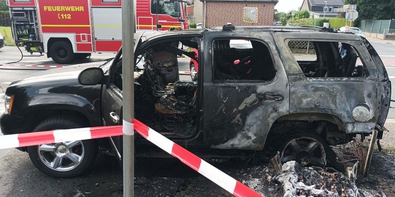 FW Minden: PKW-Brand nach Verkehrsunfall, Stromverteilerkasten schwer beschädigt - Foto: presseportal.de